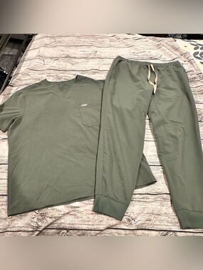 Figs Men’s Two Piece Scrubs in Moss: Leon Pocket tee and Tansen Joggers both LG